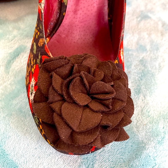 Madden Girl brown floral heels with ruffle flower toe - Picture 3 of 5